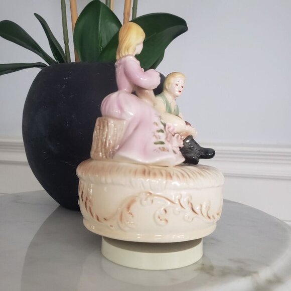 Vtg Josef Originals Loving Couple Ceramic Moving Figurine & Rotating Music Box - Picture 8 of 15